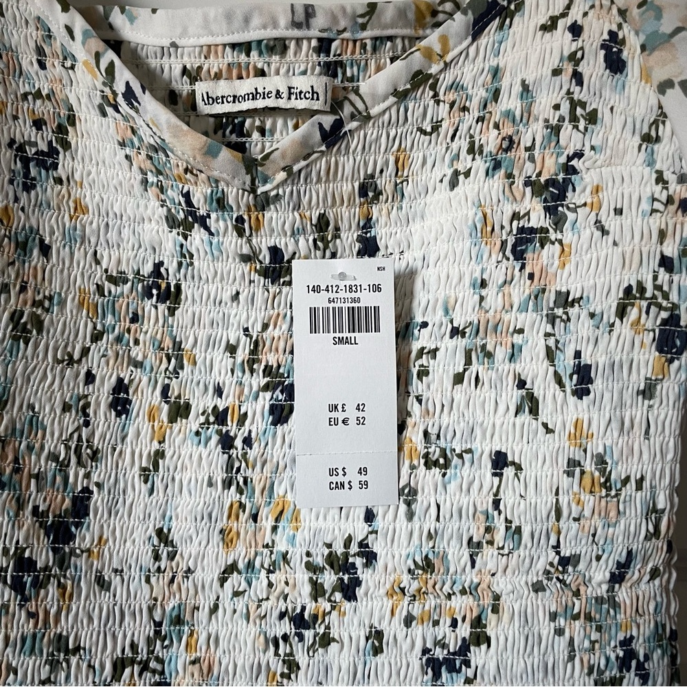 Abercrombie and Fitch White Floral Blouse Smocked Size Small New - Picture 3 of 4